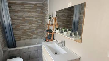 Baignoire, sĂšche-cheveux, serviettes fournies, savon