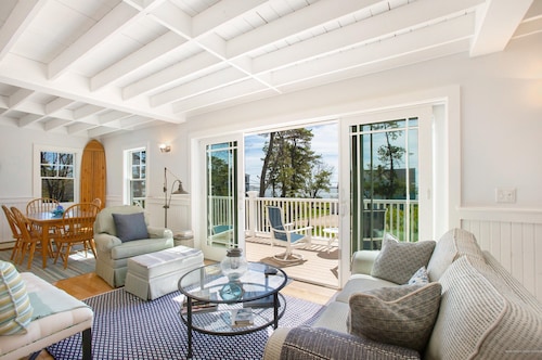 Lovely Beach house in GRB - Heated pool!