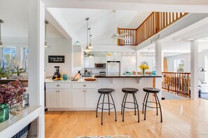 Fridge, microwave, oven, stovetop - Lovely Beach house in GRB - Heated pool! (Kennebunk)