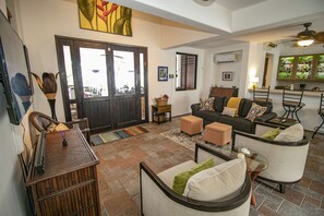 Smart TV, DVD player, music library, offices - Private Resort with Amazing Pool and Gardens (San Miguel de Cozumel)