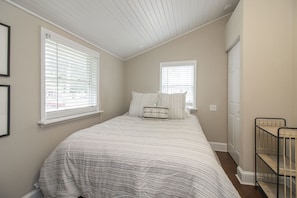 Desk, WiFi, bed sheets - 3-BD with a Wine Cellar in the Heart of Conshy (Conshohocken)