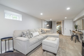 Smart TV - 3-BD with a Wine Cellar in the Heart of Conshy (Conshohocken)