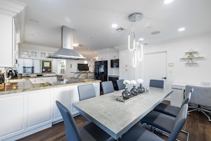 Casa (4 Bedrooms) | Cocina privada | Microondas, horno, parrilla de estufa y lavavajillas
