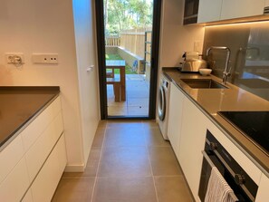 Jääkaappi, mikroaaltouuni, uuni, liesi