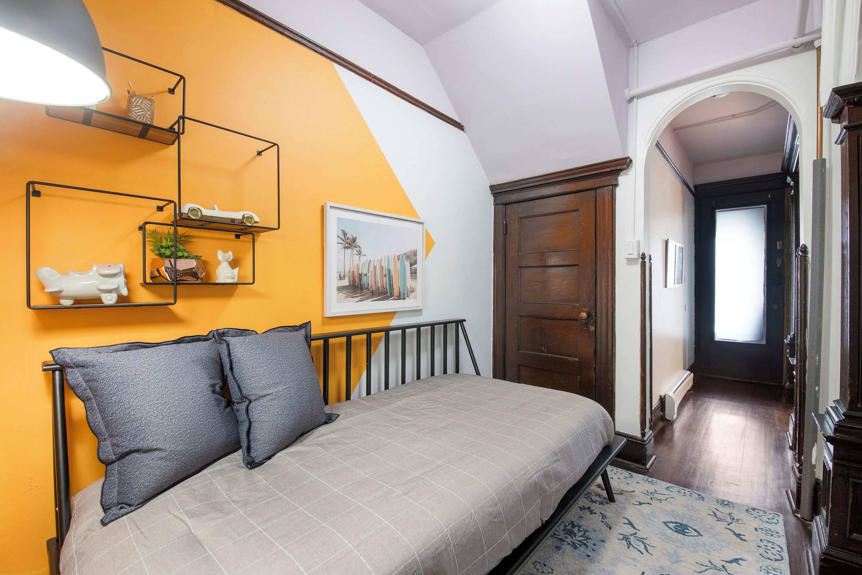 3 habitaciones, escritorio y tabla de planchar con plancha 