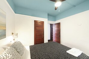 3 bedrooms, desk, iron/ironing board, travel crib
