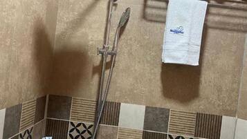Shower, rainfall showerhead, free toiletries, slippers