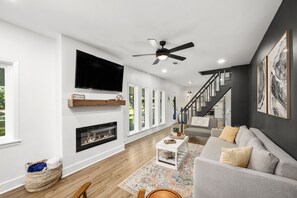 Smart TV y chimenea 