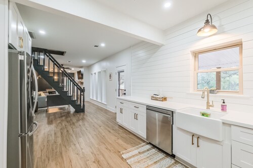 *Amazing Views* 9 Acres*Outdoor Games*Wineries & Waterpark*