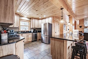 Fridge, microwave, oven, stovetop - 2 miles to Sunday River! Plus, golf, hike, bike, swim, fish and float! (Newry)