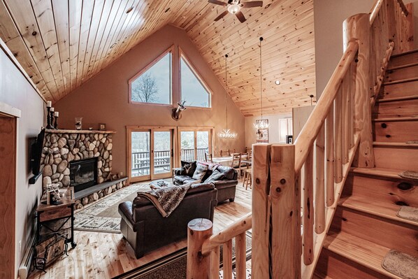 Een smart-tv, een open haard, videogames en een dvd-speler