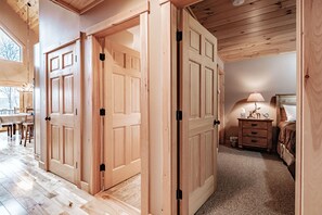 5 habitaciones, escritorio y tabla de planchar con plancha