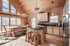 Fridge, microwave, oven, stovetop - Mountainside Chalet direct views of Sunday River- Mud Season Special! (Newry)