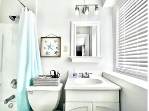 Douche, sèche-cheveux, serviettes fournies, savon
