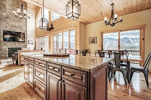 Interior - 2 miles within Sunday river, mountain side house- Mud Season Special! (Newry)