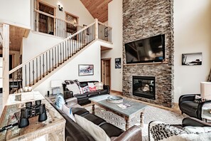 Älytelevisio, takka, videopelejä, pöytäjalkapallopöytä