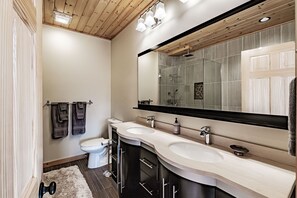 Combined shower/tub, hair dryer, towels