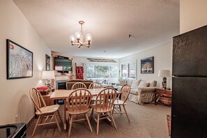 Televisión y chimenea 