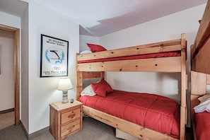 2 bedrooms, WiFi, bed sheets - On Mountain 2 bedroom sleeping 8- First time offered for a whole Season 26-27 (Newry)