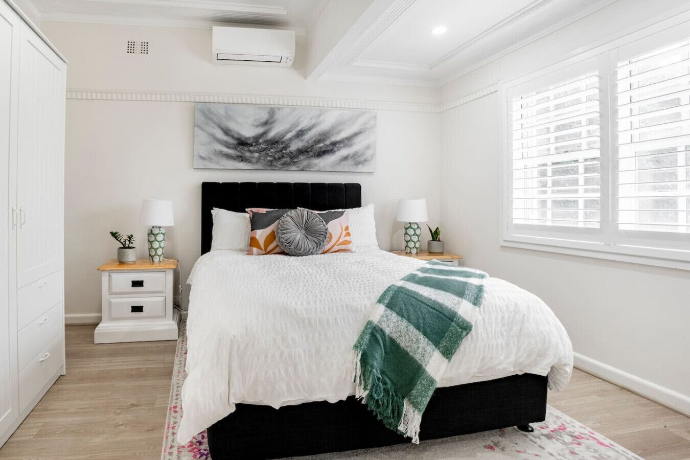 3 habitaciones, tabla de planchar con plancha, wifi y ropa de cama 