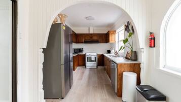 Een koelkast, een magnetron, een oven, een kookplaat