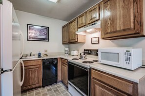 雪櫃、微波爐、焗爐、爐具