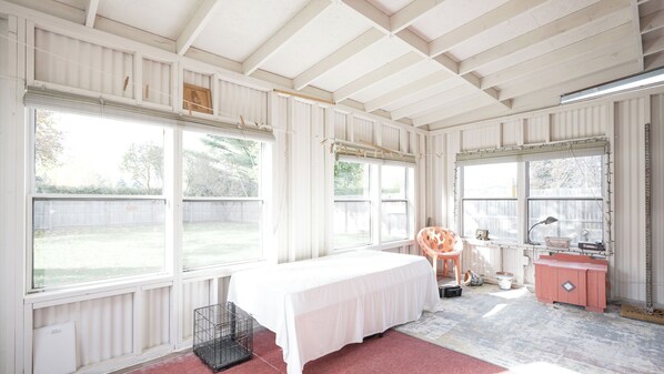 3 عدّة غرف نوم ومكواة/لوح كي وواي فاي وملاءات أسرّة