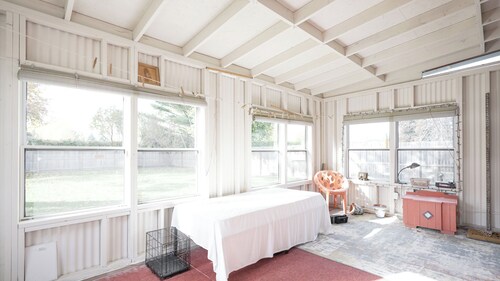 Compass Rose · Cozy & Clean House! + W/D! Sm dogs OK!