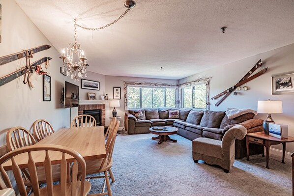 Televisión y chimenea 