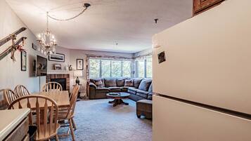 Een televisie en een open haard