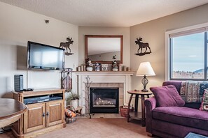 Televisión y chimenea 