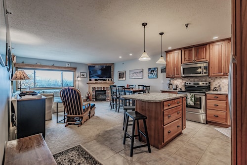 On Mountain two bedroom unit sleeping 6 with air conditioning!