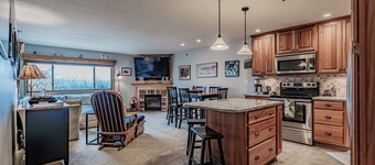 On Mountain two bedroom unit sleeping 6 with air conditioning!