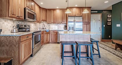 On Mountain two bedroom unit sleeping 6 with air conditioning!