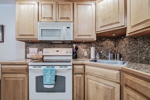 Fridge, microwave, oven, stovetop - North Peak 2-305 Ski-in Ski-out (Newry)