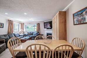 Dining - North Peak 2-305 Ski-in Ski-out (Newry)