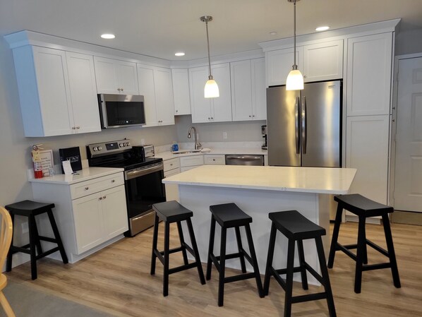 Refrigerador, microondas, horno y parrilla de estufa 