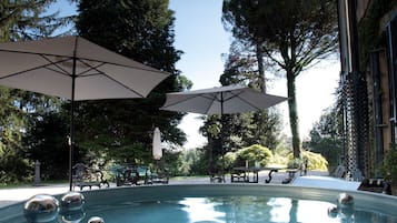 Una piscina al aire libre, una piscina climatizada
