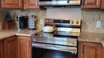 Kühlschrank, Mikrowelle, Herdplatte, Wasserkocher mit Kaffee-/Teezubehör