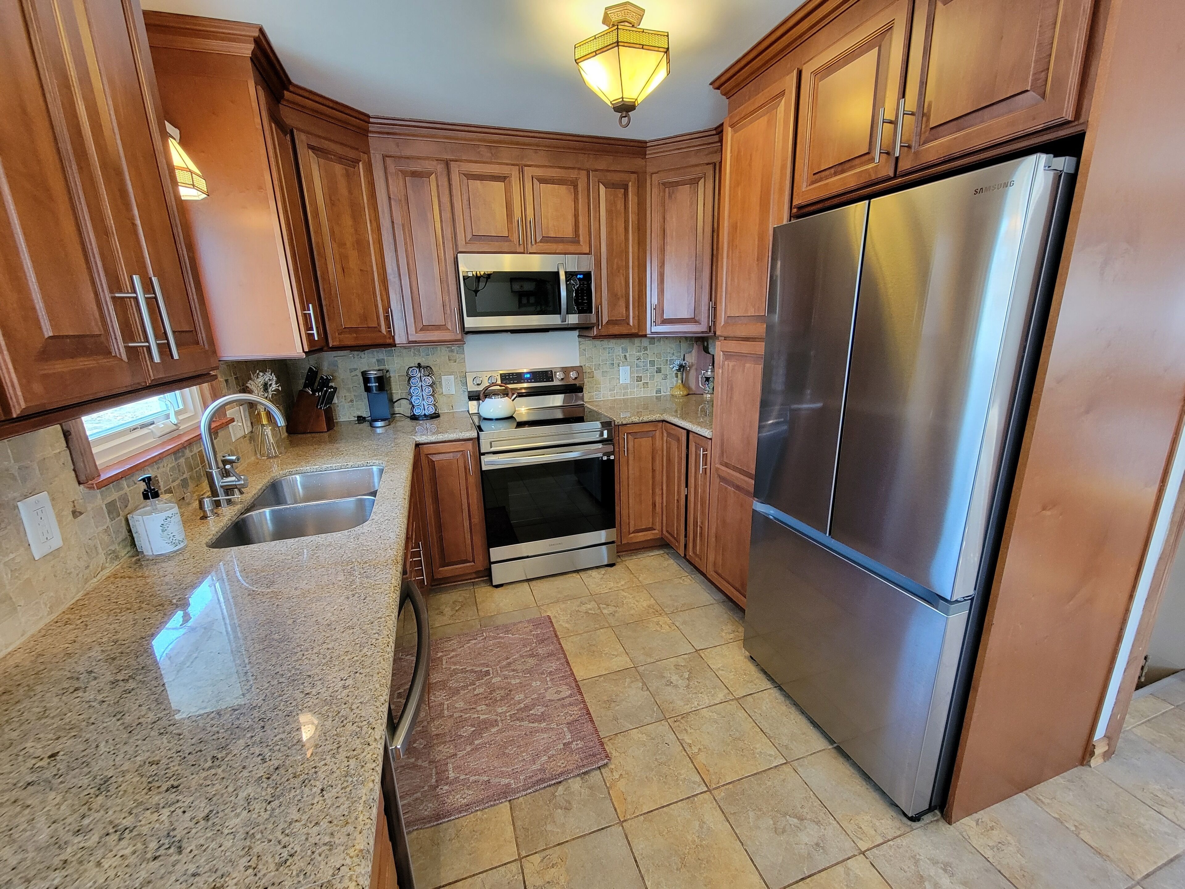 Een koelkast, een magnetron, een kookplaat