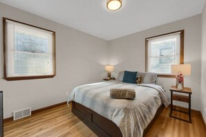 4 slaapkamers, een strijkplank/strijkijzer, gratis wifi, beddengoed