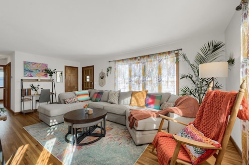 Minutes From Mall Of America and Airport -Single family quiet non through street