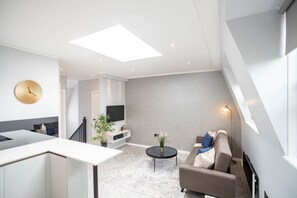 奢華公寓, 1 張標準雙人床和 1 張沙發床, 城市景觀 | 起居區 | 42-吋平面電視、衛星頻道、電視