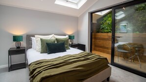 Luxe appartement, 1 tweepersoonsbed met slaapbank, uitzicht op de stad | 1 slaapkamer, een laptopwerkplek, een strijkplank/strijkijzer