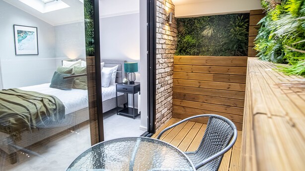 Luxe appartement, 1 tweepersoonsbed met slaapbank, uitzicht op de stad | 1 slaapkamer, een laptopwerkplek, een strijkplank/strijkijzer