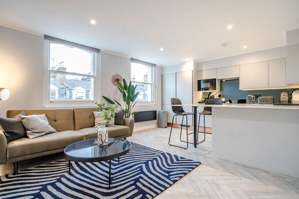 Apartamento superluxo, 1 cama de casal e sofá-cama, vista para a cidade | Área de estar | TV de tela plana 42 polegadas com canais via satélite, TV