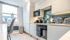 Luxe appartement, 1 tweepersoonsbed met slaapbank, uitzicht op de stad | Privékeuken | Een koelkast met diepvriezer, een microgolfoven, een oven, een kookplaat