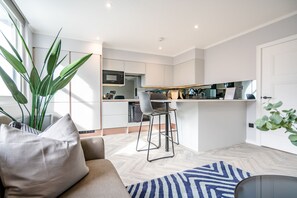 Living area - Luxe 1 Bedroom Apts City View Fitzrovia (London)