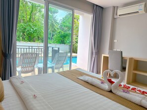 Habitación doble Deluxe, acceso a la alberca | Muebles diferentes, escritorio y espacio para trabajar con laptop