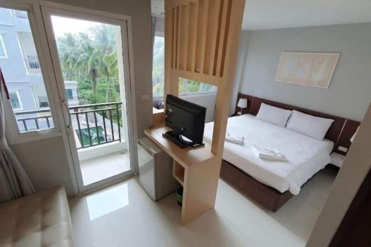 1 habitación, muebles diferentes y escritorio